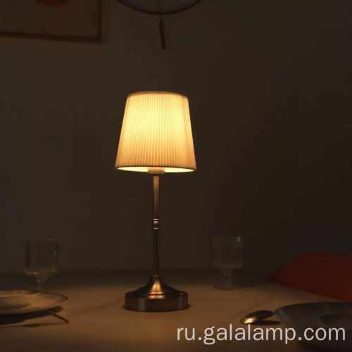 Элегантная золотая USB-перезаряжаемая прикроватная лампа